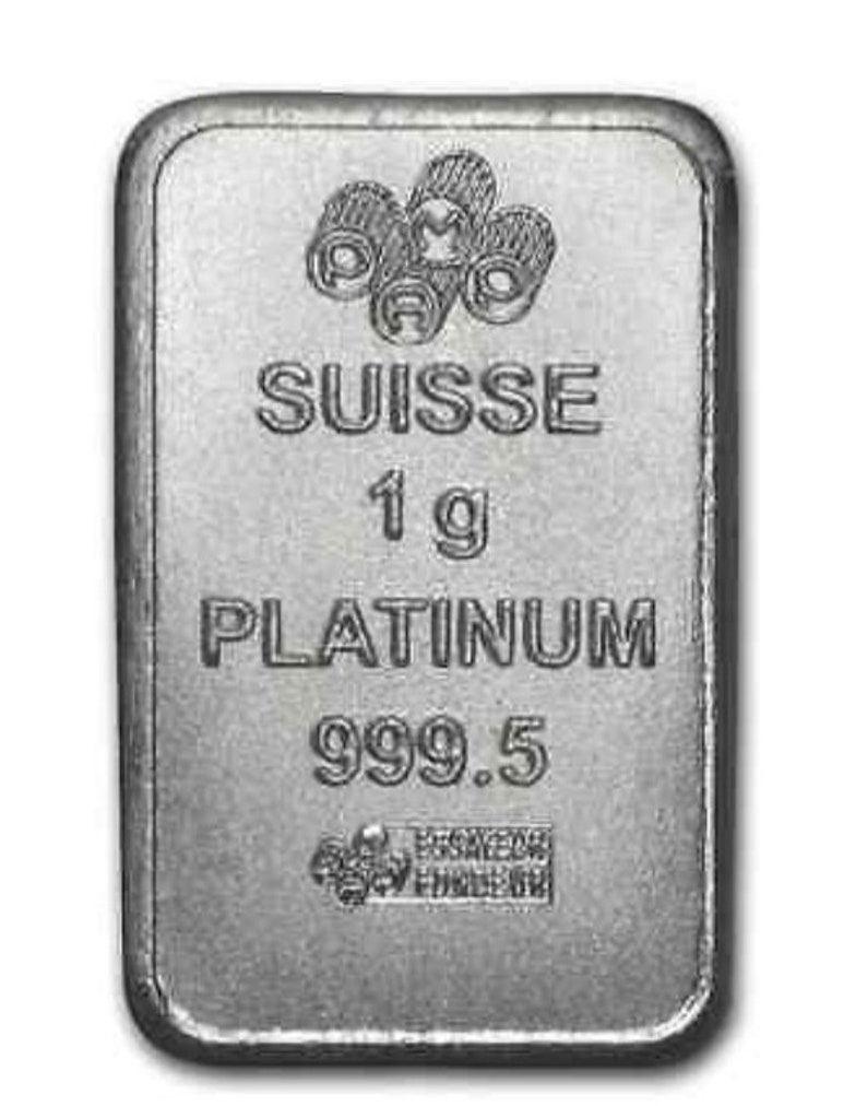Op de afbeelding: Een zilveren platinabar met de inscriptie "SUISSE 1 g PLATINUM 999.5" en een logo van drie in elkaar verweven ringen.