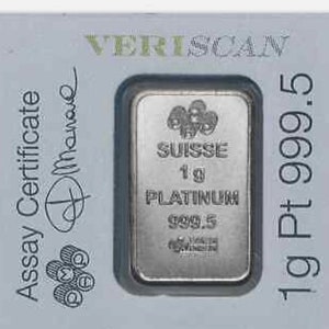 Op de afbeelding: Een zilveren platinabar met de tekst "SUISSE 1g PLATINUM 999.5" erop. De bar zit in een doorzichtige plastic behuizing met een witte achtergrond. De tekst "1g Pt 999.5" staat gedrukt op de rechterkant van de behuizing.