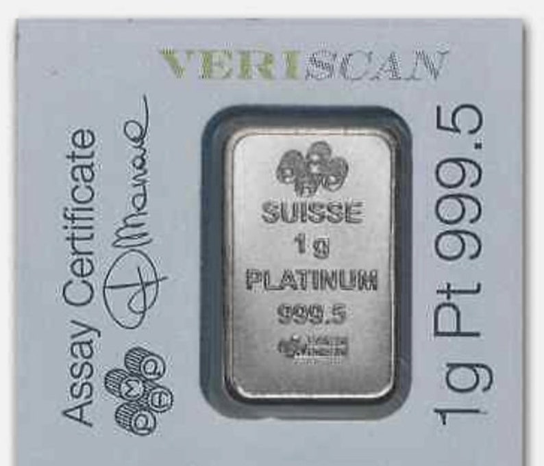 Op de afbeelding: Een zilveren platinabar met de tekst "SUISSE 1g PLATINUM 999.5" erop. De bar zit in een doorzichtige plastic behuizing met een witte achtergrond. De tekst "1g Pt 999.5" staat gedrukt op de rechterkant van de behuizing.