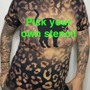 Personaliza tu propia camiseta teñida con lejía de leopardo, camiseta personalizada con estampado de guepardo, camiseta desteñida personalizada, top artesanal con estampado animal desteñido con ácido.