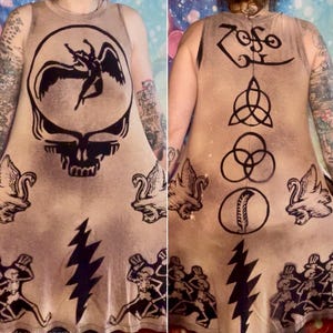 Könnte beinhalten: Eine weiße Keramiktasse mit schwarzem Henkel und dem Text "But First, Coffee" in handschriftlichem Stil. Die Tasse steht auf einer weißen Oberfläche. Die Tasse ist 10 cm hoch.