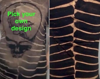 Camiseta personalizada de Grateful Dead Stealie blanqueada en azul marino con diseño de rayas onduladas