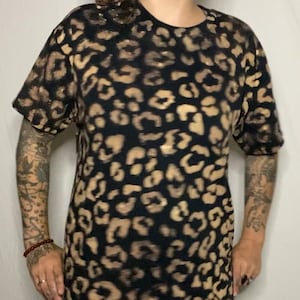 Camiseta con estampado de leopardo teñida con lejía, camiseta de algodón desteñida personalizada, camiseta unisex con estampado animal grunge, tallas desde XS para jóvenes hasta 5XL para adultos.
