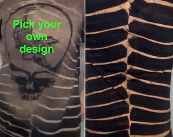 ¡Hecho a medida! Personaliza tu propia camiseta negra de Grateful Dead Big Stealie con efecto tie-dye y rayas onduladas.