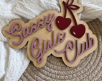 Sassy Girls Club Schild aus Holz | Mädchen Schlafzimmer Dekor | Kirsche Zeichen | Kinderzimmer Schild | Geburtstagsgeschenk für Mädchen