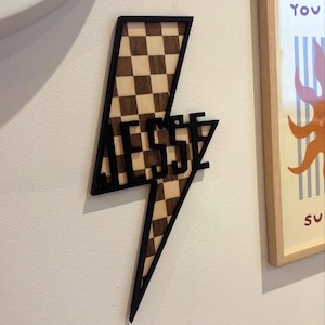 Könnte beinhalten: Rustikales Holzschild mit dem Text "Welcome to our home" in weißer Schrift. Das Schild hat eine Used-Optik und ein schlichtes, einladendes Design, ideal für die Eingangsbereichsdekoration.