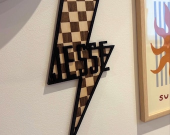 Personalisierte Blitz Bolt Zeichen | Schachbrett Kinderzimmer Wand Dekor | Jungen Anfangsschild | UK Handgemachtes Holz