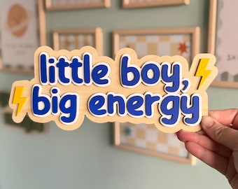 Kleiner Junge Big Energy Holzschild | Jungen Schlafzimmer Dekor | Lustiges Kleinkind Jungen Geschenk | Geschichtete Wandkunst | Jungen Geburtstagsgeschenk