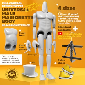Op de afbeelding: Een wit mannelijk marionettenlichaam met een standaardcontroller, extra schoenen, een hoed en een sigaar. De marionet is verkrijgbaar in vier maten: 45 cm, 60 cm, 80 cm en 100 cm. De marionet is gemaakt van plastic en heeft een realistisch uiterlijk. De controller is gemaakt van metaal en heeft een houten handvat. De schoenen zijn gemaakt van gele stof en hebben een witte zool. De hoed is gemaakt van witte stof en heeft een zwarte band. De sigaar is gemaakt van plastic en heeft een bruine kleur.