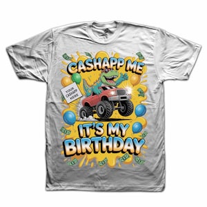 Könnte beinhalten: Weißes T-Shirt mit einer farbenfrohen Grafik, die einen Dinosaurier zeigt, der einen roten Monstertruck fährt. Der Text lautet "CASHAPP ME" und "IT'S MY BIRTHDAY". Ballons und Geldscheine sind ebenfalls im Design enthalten.