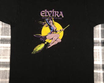 Elvira - Vintage 90s - Mistress Of The Dark - Cassandra Peterson - Horror Slasher Comedy Cult Campy B Movie TV Actress T Shirt - Size L