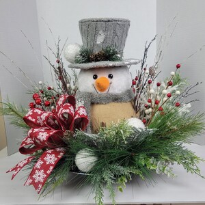 Snowman Christmas Centerpiece, Holiday Winter Table Decor, Red Berry Pine Wreath, Snowman Top Hat Arrangement, Rustic Snowman Decor