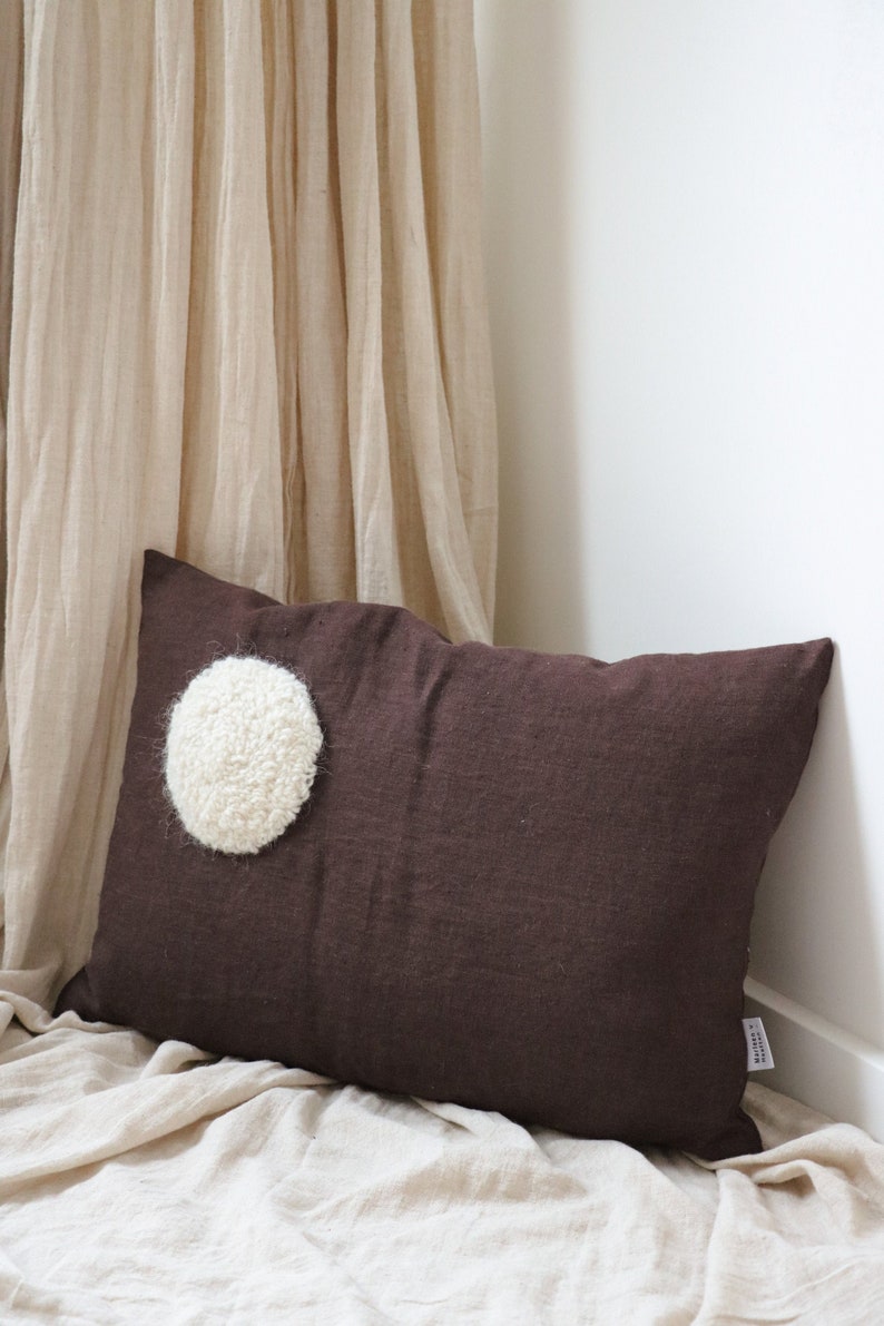 Brown stonewashed linen cushion with tufted dot, handmade, high quality natural materials, inner cushion included, earth tones, sustainable. 35 x 50 cm