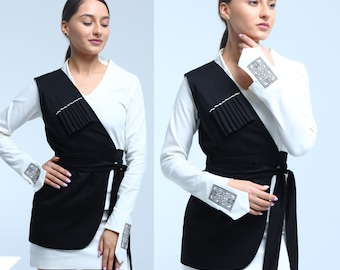 Vestido de manga larga de estilo tradicional georgiano, chaleco desmontable con elementos tradicionales, bordado en las mangas, cinturón de estilo tradicional