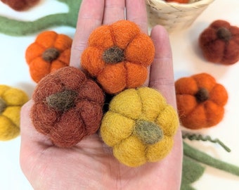 Felt Mini Pumpkins Loose Parts 4cm / Mini Wool Felted Pumpkins Play Food / Ombre Orange Pumpkins Fall Autumn Decor Photo Props Garland Balls