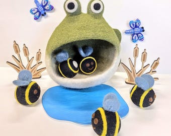 Felt Feed the Frog Sensory Play Set / Frog Sensory Bin / Felt Frog Sensory Toy / Pond Sensory Kit / Montessori Frog and Insects Learning Set