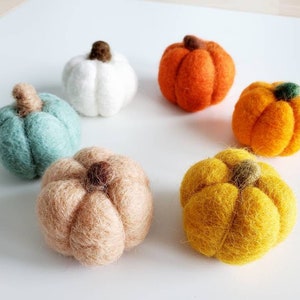 Felt Mini Pumpkins 4 cm 1.6 in Loose Parts for Sensory Play / Needle Felted Wool Halloween Pumpkin Ornament Thanksgiving Garland Decoration
