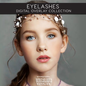 Może przedstawiać: Zbliżenie twarzy młodej osoby z długimi brązowymi włosami, noszącej delikatną srebrną opaskę z białymi kwiatami i perłami. Osoba ma niebieskie oczy z długimi rzęsami i nosi jasnoróżową szminkę. Tło jest jasnoszare.