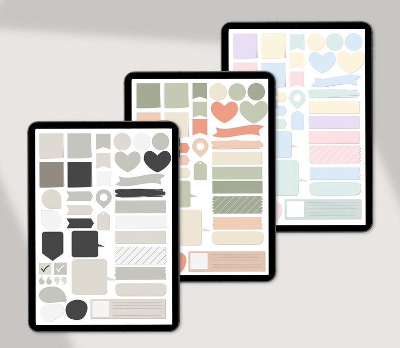 Pode incluir: Tr&ecirc;s telas de tablet digital que exibem v&aacute;rias formas e designs para planejadores digitais. As telas est&atilde;o em um esquema de cores cinza claro, verde e rosa. As formas incluem c&iacute;rculos, quadrados, ret&acirc;ngulos, cora&ccedil;&otilde;es, estrelas e flechas.