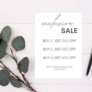 Peut inclure: Une affiche blanche avec du texte noir qui indique "exclusive SALE" et liste des r&eacute;ductions pour l'achat de plusieurs articles. Le texte indique "BUY 2, GET 25% OFF", "BUY 3, GET 30% OFF", et "BUY 4, GET 40% OFF". L'affiche comprend &eacute;galement le texte "Offer added automatically to your cart".