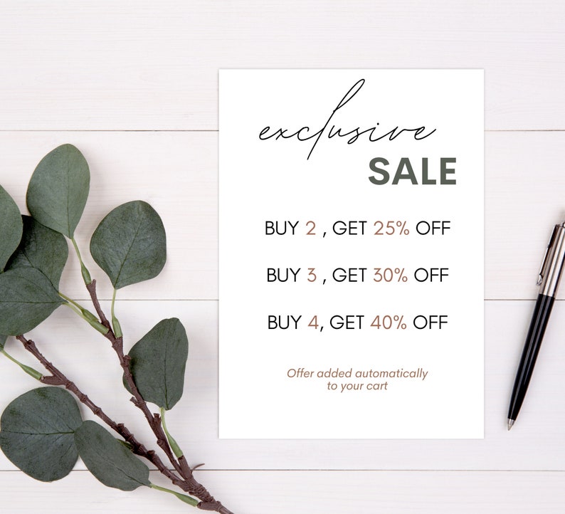 Peut inclure: Une affiche blanche avec du texte noir qui indique "exclusive SALE" et liste des r&eacute;ductions pour l'achat de plusieurs articles. Le texte indique "BUY 2, GET 25% OFF", "BUY 3, GET 30% OFF", et "BUY 4, GET 40% OFF". L'affiche comprend &eacute;galement le texte "Offer added automatically to your cart".