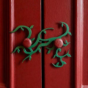 Pestillo victoriano de estilo art nouveau con diseño de enredadera para casas maximalistas.