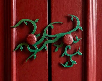 Pestillo victoriano de estilo art nouveau con diseño de enredadera para casas maximalistas.