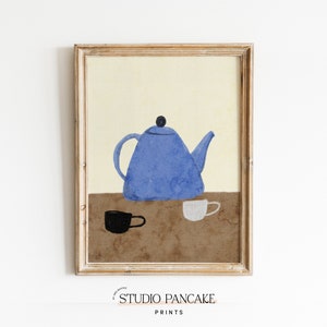 Pode incluir: Uma ilustração emoldurada de um bule azul com um botão preto na tampa, sentado em uma superfície marrom com duas xícaras, uma branca e uma preta.