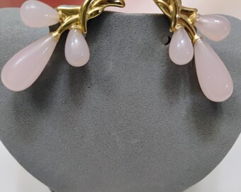 Pendientes de clip vintage Trifari en tono dorado con engastes de lucita rosa, firmados