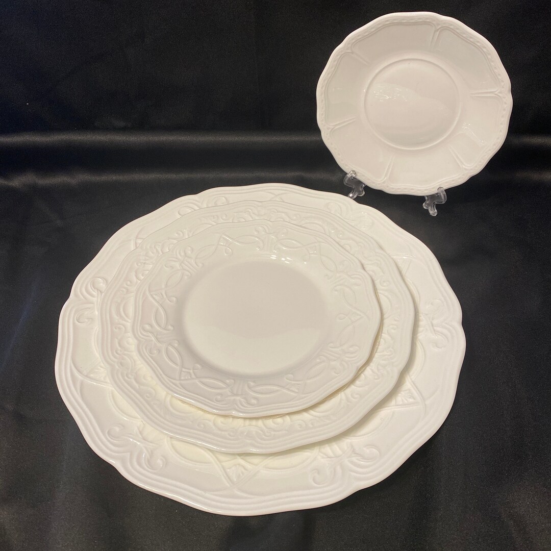 Wedgewood Traditions Heirloom Dinner Plates/replacement/white Embossed Pattern Etsy
