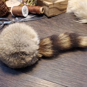 Handmade Catnip Cat Toy: Rabbit Fur Ball with Raccoon Tail bild 3