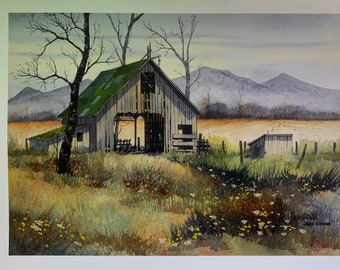 Könnte beinhalten: Ein Aquarellbild einer verwitterten Holzscheune mit grünem Dach vor dem Hintergrund von sanften Hügeln. Die Scheune ist von einem Feld mit Wildblumen und einem Zaun umgeben.