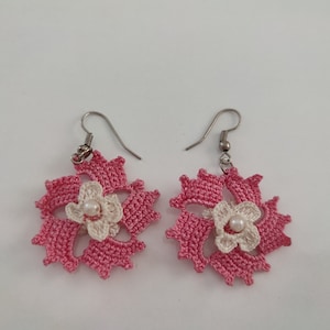 pendiente de ganchillo de color rosa con patrón de flores pendientes, pendientes florales, pendientes de flores de ganchillo, joyas florales lindas, joyas hippy