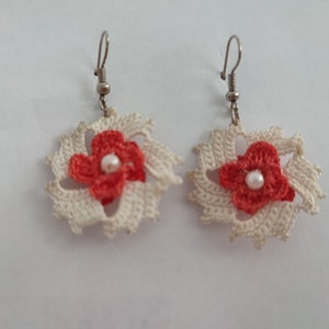 orecchino rosa uncinetto con motivo floreale orecchino, orecchini floreali, orecchini di fiori all'uncinetto, gioielli floreali carini, gioielli hippy
