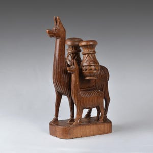 Figurina di lama alpaca con cucciolo in legno intagliato a mano, arte popolare andina peruviana latinoamericana d'epoca, 9,3"/23,7 cm (N3867)