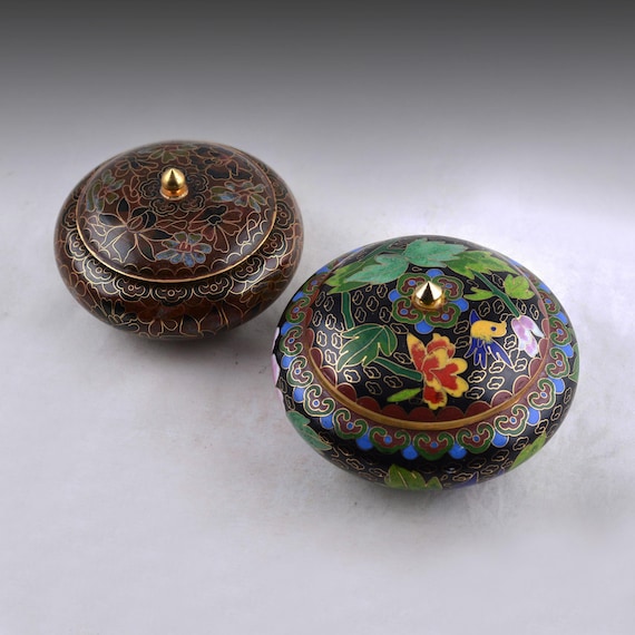 ヴィンテージ七宝焼きの小物入れ。 ヴィンテージ花模様七宝焼き小物入れ：中国製エナメル蓋付きペア