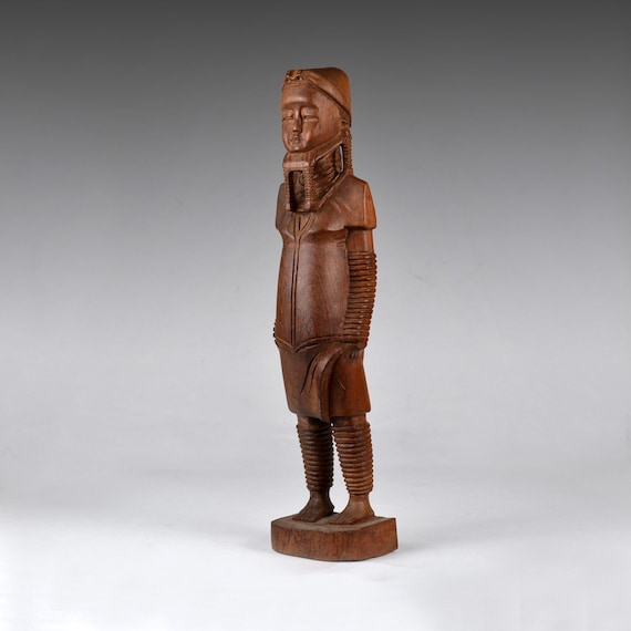 ヴィンテージ手彫り木製カヤン・パダウン女性像: ミャンマー部族アート