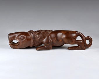 手彫りの木製ライオンとバッファローの彫刻：アフリカの野生動物アート 