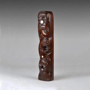 Vintage Maori Tekoteko Totem Tiki Sculpture: Hand Carved Wood Art (14.3”/36.5cm) (N3778)