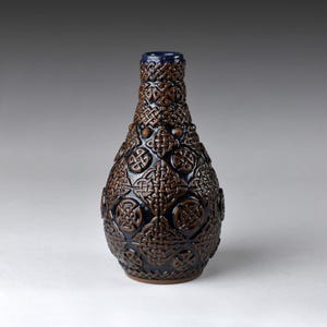 Vajilla de gres de estilo irlandés antiguo con motivos celtas de nudos, firmada por el estudio, 16 cm (N4661)