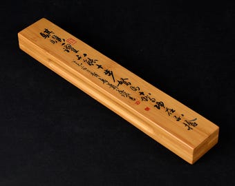 Pisapapeles vintage de bambú microcortado con caligrafía oriental. Fabricado en 2003. 28 cm (N4665).