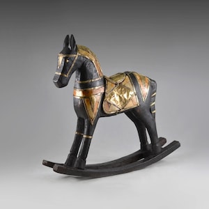 Konik na biegunach w stylu orientalnym z intarsją z mosiądzu i kości – dekoracja pancerna (33,8 cm) (N1918)