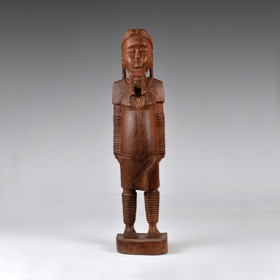 ヴィンテージ手彫り木製カヤン・パダウン女性像: ミャンマー部族アート