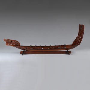 Canoa da guerra Maori intagliata a mano: intarsio vintage in conchiglia polinesiana Waka Taua Paua (59 cm) (N4056)
