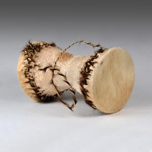 Vintage Afrika Folk Instrument Kamba Tribal Art Handgemachte doppelseitige Rohhaut Bongo Trommel (N3820)