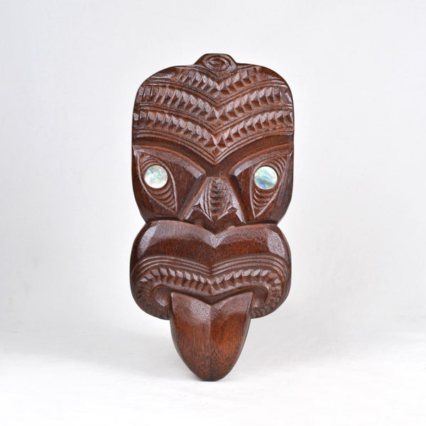 Vintage Océanie, îles du Pacifique, art tribal polynésien, masque tiki maori sculpté à la main avec yeux en coquillage paua, Nouvelle-Zélande 27,4 cm (10,8 po.) (N3022)