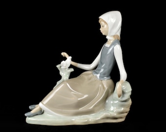Vintage Lladro Shepherdess Figurine: Gloss Porcelain Dove, Spain 1970s H6.6”/16.7cm (N3972)