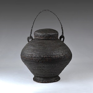 Antyczna austronezyjska sztuka ludowa, filipiński Ifugao, tkany ręcznie kosz na ryż na nóżkach z rattanu z wyspy Luzon, około lat 50. XX wieku, 11,8”/30 cm (N4077)