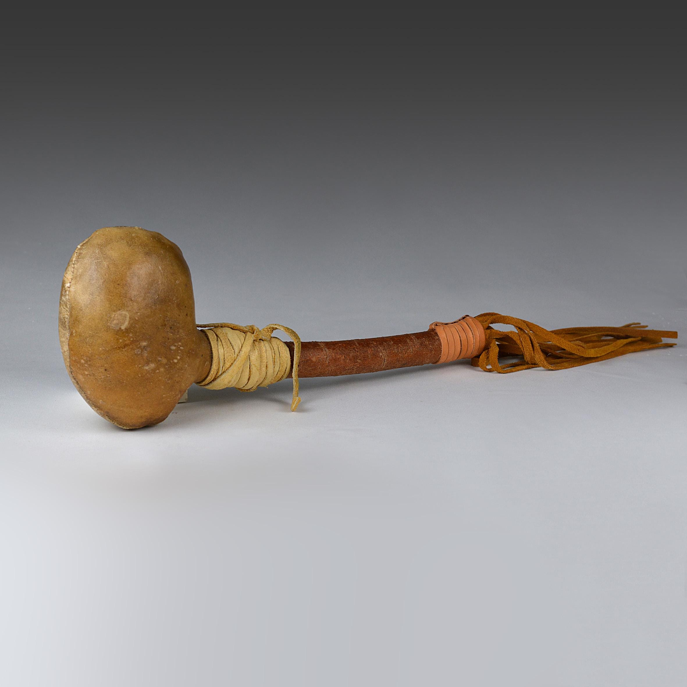 Vintage Native American Rawhide Rattle: Handmade First Nations Tribal Art  (2.8“/58cm) (N4120)