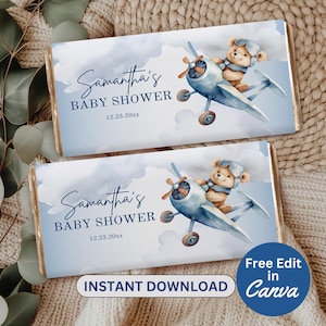 Könnte beinhalten: Druckbare Babyparty-Schokoladentafel-Verpackung mit einer Aquarell-Illustration eines Teddybären mit Pilotenmütze, der ein blaues Flugzeug fliegt. Der Text auf der Verpackung lautet "Samantha's Baby Shower 12.23.20xx".